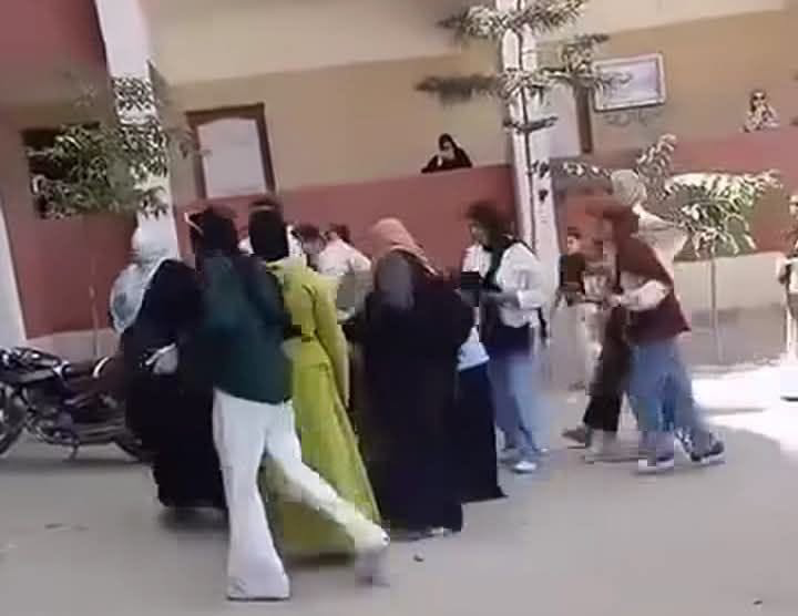 بعد انتشار فيديو مدرسة الشرقية.. القصة بدأت بخلاف بين طالبتين والداخلية تتحرك